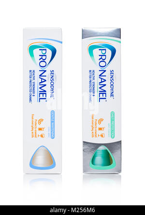 LONDON, UK - Februar 02, 2018: Sensodyne PRONAMEL Zahnpastatube auf weißem Hintergrund. Stockfoto