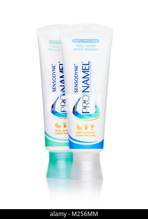 LONDON, UK - Februar 02, 2018: Sensodyne PRONAMEL Zahnpastatube auf weißem Hintergrund. Stockfoto