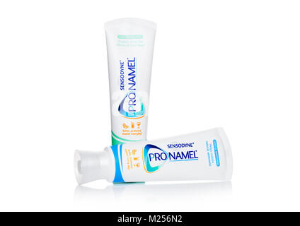 LONDON, UK - Februar 02, 2018: Sensodyne PRONAMEL Zahnpastatube auf weißem Hintergrund. Stockfoto