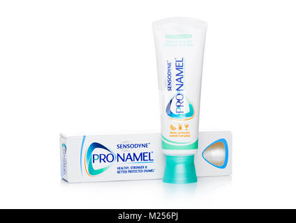 LONDON, UK - Februar 02, 2018: Sensodyne PRONAMEL Zahnpastatube auf weißem Hintergrund. Stockfoto