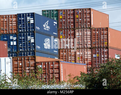 Container Marchwood Containerhafen, Southampton Docks, Hampshire, England, UK gestapelt Stockfoto