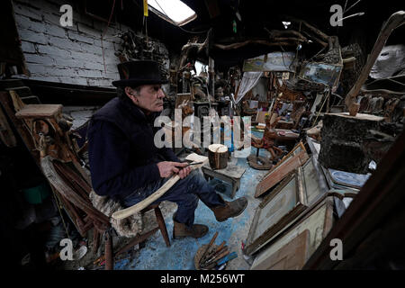 Erneut KORRIGIEREN CAPTION Tom Newstead, 71, ein Bildhauer und Tischler seit über 50 Jahren in seiner Hütte in der Nähe des Strandes in Seaton Sluice auf der Northumberland Küste. Tom sammelt drift wood von den Stränden entlang der Küste von Northumberland für Jahrzehnte und sculpting und viele unterschiedliche und ungewöhnliche Themen, die er als Shanti Kunst, für Nächstenliebe oder zu verkaufen. Stockfoto