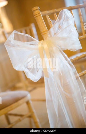 Schiere Schleife zu Hochzeit stuhl gebunden, in der Nähe Stockfoto