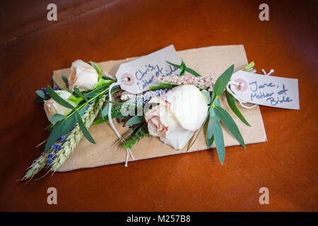 Zwei wedding boutonnieres mit handgeschriebenen Etiketten, Ansicht von oben Stockfoto