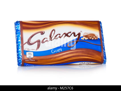 LONDON, UK - Februar 02, 2018: Ein ungeöffnetes Galaxy Schokolade mit Wabe gestochen auf weißem Hintergrund. von Mars hergestellt Stockfoto