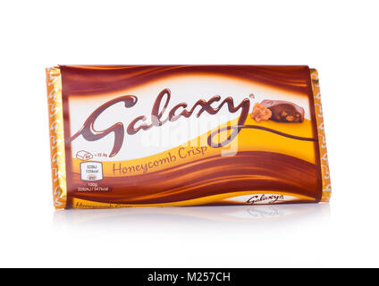 LONDON, UK - Februar 02, 2018: Ein ungeöffnetes Galaxy Schokolade knusprig auf weißem Hintergrund. von Mars hergestellt Stockfoto