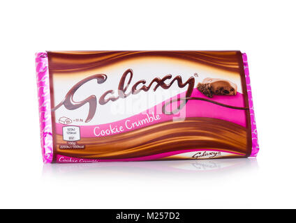 LONDON, UK - Februar 02, 2018: Ein ungeöffnetes Galaxy Schokolade mit Cookie auf weißem Hintergrund bröckeln. von Mars hergestellt Stockfoto