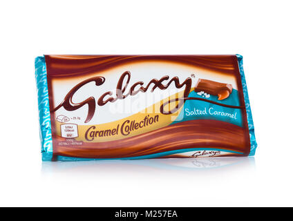 LONDON, UK - Februar 02, 2018: Ein ungeöffnetes Galaxy Schokolade mit gesalzener Karamell auf weißem Hintergrund. von Mars hergestellt Stockfoto