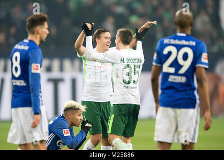 Gelsenkirchen, Deutschland. 03 Feb, 2018. Die endgültigen Jubel Max Kruse l. mit Maximilian EGGESTEIN (HB), um Sie herum disappointede Vorgängerbaues verspielte von GE, mit von links nach rechts Leon Goretzka (GE), Amin HARIT (GE), NALDO (GE) Fussball 1. 1. Fussballbundesliga, 21. Spieltag, FC Schalke 04 (GE) - SV Werder Bremen (HB), am 03.02.2018 in Gelsenkirchen. | Verwendung der weltweiten Kredit: dpa/Alamy leben Nachrichten Stockfoto