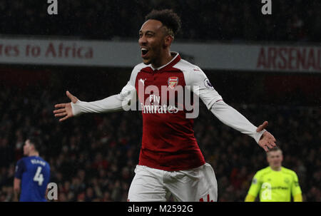 Pierre-Emerick Aubameyang (A) feiert das Zählen des vierten Arsenal Ziel (4-0) im Arsenal v Everton englische Premier League Match, das Emirates Stadium, London, am 3. Februar 2018 ** DIESES BILD IST FÜR DIE REDAKTIONELLE VERWENDUNG** Stockfoto