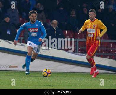 Benevento, Italien. 4. Februar, 2018. Trocknet Mertens während der italienischen Serie A Fußball Spiel, zwischen Benevento und Neapel an der Vigorito Stadion in Benevento Italien, Februar 04, 2018 Credit: agnfoto/Alamy leben Nachrichten Stockfoto