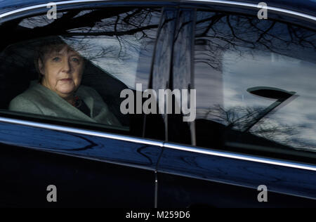 Berlin, Deutschland. 05 Feb, 2018. Die deutsche Bundeskanzlerin Angela Merkel (CDU) kommt für Koalitionsverhandlungen zwischen CDU, CSU und SPD in der SPD-Zentrale (Willy-Brandt-Haus) in Berlin, Deutschland, 05. Februar 2018. Credit: Gregor Fischer/dpa/Alamy leben Nachrichten Stockfoto