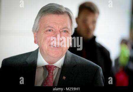 Berlin, Deutschland. 05 Feb, 2018. Volker Bouffier (CDU), Ministerpräsident von Hessen, kommt für die Koalitionsverhandlungen zwischen CDU, CSU und SPD in der SPD-Zentrale (Willy-Brandt-Haus) in Berlin, Deutschland, 05. Februar 2018. Credit: Kay Nietfeld/dpa/Alamy leben Nachrichten Stockfoto