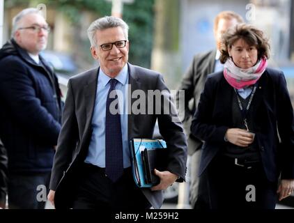 Berlin, Deutschland. 05 Feb, 2018. Innenminister Thomas de Maizière (CDU) kommt für Koalitionsverhandlungen zwischen CDU, CSU und SPD in der SPD-Zentrale (Willy-Brandt-Haus) in Berlin, Deutschland, 05. Februar 2018. Credit: Kay Nietfeld/dpa/Alamy leben Nachrichten Stockfoto