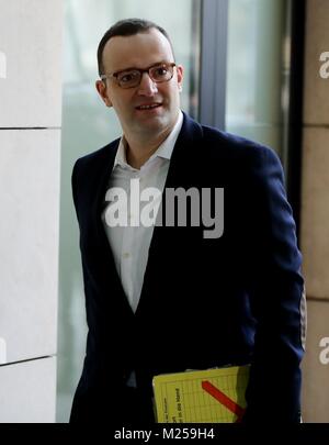 Berlin, Deutschland. 05 Feb, 2018. Jens Spahn (CDU), kommt für die Koalitionsverhandlungen zwischen CDU, CSU und SPD in der SPD-Zentrale (Willy-Brandt-Haus) in Berlin, Deutschland, 05. Februar 2018. Credit: Kay Nietfeld/dpa/Alamy leben Nachrichten Stockfoto