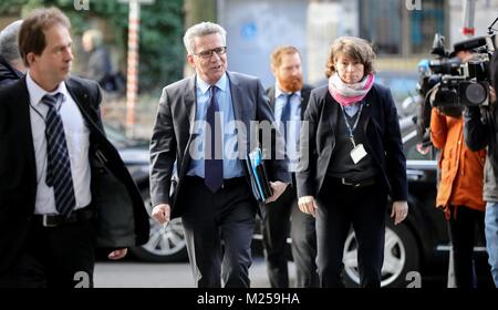 Berlin, Deutschland. 05 Feb, 2018. Innenminister Thomas de Maizière (CDU) kommt für Koalitionsverhandlungen zwischen CDU, CSU und SPD in der SPD-Zentrale (Willy-Brandt-Haus) in Berlin, Deutschland, 05. Februar 2018. Credit: Kay Nietfeld/dpa/Alamy leben Nachrichten Stockfoto