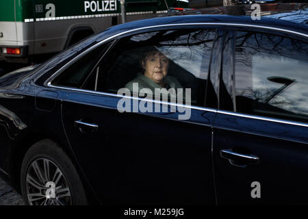 Berlin, Deutschland. 05 Feb, 2018. Die deutsche Bundeskanzlerin Angela Merkel (CDU) kommt für Koalitionsverhandlungen zwischen CDU, CSU und SPD in der SPD-Zentrale (Willy-Brandt-Haus) in Berlin, Deutschland, 05. Februar 2018. Credit: Gregor Fischer/dpa/Alamy leben Nachrichten Stockfoto