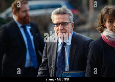 Berlin, Deutschland. 05 Feb, 2018. Innenminister Thomas de Maizière (CDU) kommt für Koalitionsverhandlungen zwischen CDU, CSU und SPD in der SPD-Zentrale (Willy-Brandt-Haus) in Berlin, Deutschland, 05. Februar 2018. Credit: Gregor Fischer/dpa/Alamy leben Nachrichten Stockfoto