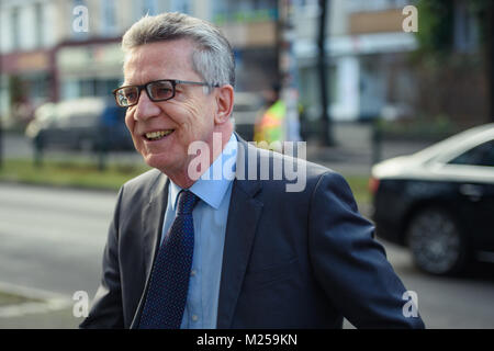 Berlin, Deutschland. 05 Feb, 2018. Innenminister Thomas de Maizière (CDU) kommt für Koalitionsverhandlungen zwischen CDU, CSU und SPD in der SPD-Zentrale (Willy-Brandt-Haus) in Berlin, Deutschland, 05. Februar 2018. Credit: Gregor Fischer/dpa/Alamy leben Nachrichten Stockfoto