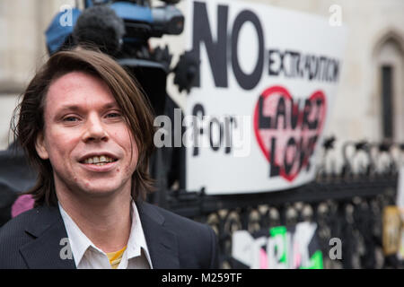 London, Großbritannien. 5. Februar, 2018. Angebliche Computerhacker Lauri Liebe erscheint vor den Medien im Vorfeld seiner Auslieferung Berufungsverfahren an der Royal Courts of Justice. Credit: Mark Kerrison/Alamy leben Nachrichten Stockfoto