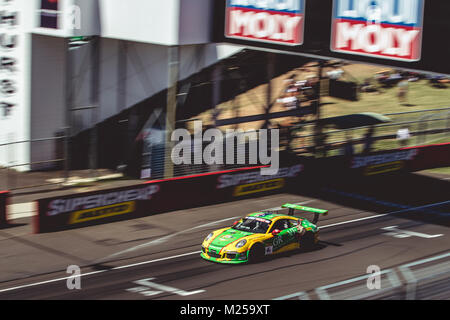 Mount Panorama Circuit, New South Wales, Australien. 05-02-2108. Grove Racing demonstrieren ihre Dominanz. Anthony Bolack/Alamy leben Nachrichten Stockfoto