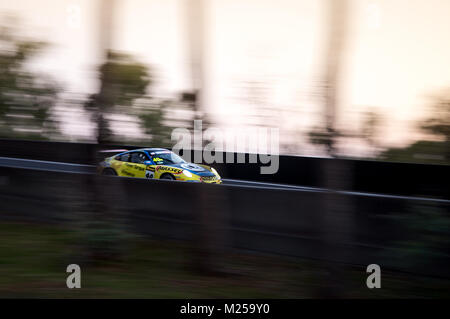 Mount Panorama Circuit, New South Wales, Australien. 05-02-2108. Am Anschluss Motorsport - Garry Mennell/Kean Booker/Aaron Zerefos/Mark Caine - Porsche 997 GT3 Cu. Anthony Bolack/Alamy leben Nachrichten Stockfoto