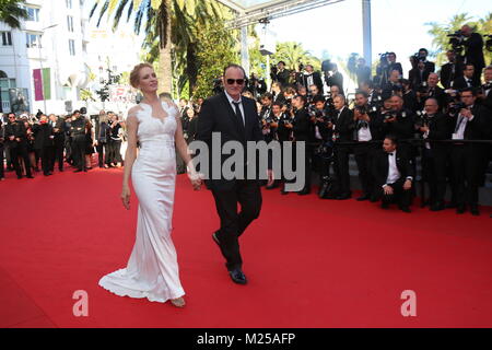 Cannes, Frankreich. 24. Mai 2014. Regisseur Quentin Tarantino und Uma Thurman an der Abschlussfeier der 67. Internationalen Filmfestspiele von Cannes im Palais des Festivals in Cannes, Frankreich, am 24. Mai 2014. Credit: Hubert Boesl - KEINE LEITUNG SERVICE - | Verwendung weltweit/dpa/Alamy leben Nachrichten Stockfoto