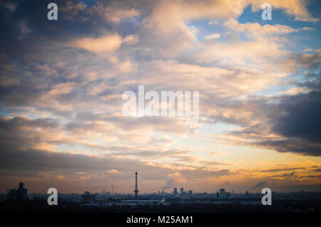 Berlin, Deutschland. 05 Feb, 2018. Die Sonne über Berlin, Deutschland, 05. Februar 2018. Credit: Sophia Kembowski/dpa/Alamy leben Nachrichten Stockfoto