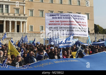 Den Syntagma-Platz, Athen, Griechenland. 5. Februar, 2018. Die Teilnehmer der Kundgebung ''Mazedonien'' ist Griechenland in Athen Protest gegen die Verwendung von ''Mazedonien'' für den Namen der Ehemaligen Jugoslawischen Republik. Kundgebung gegen die Verwendung des Begriffs ''Mazedonien'' in jeder Siedlung zu einem Streit zwischen Athen und Skopje über den Namen der Ehemaligen Jugoslawischen Republik. Credit: Christos Ntountoumis/SOPA/ZUMA Draht/Alamy leben Nachrichten Stockfoto