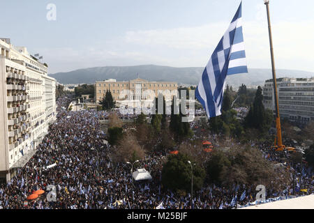 Den Syntagma-platz, Athen, Griechenland. 5. Februar, 2018. Die Demonstranten versammeln sich die Athener" die wichtigsten Syntagma-platz vor dem griechischen Parlament bei einer Rallye. Kundgebung gegen die Verwendung des Begriffs ''Mazedonien'' in jeder Siedlung zu einem Streit zwischen Athen und Skopje über den Namen der Ehemaligen Jugoslawischen Republik. Credit: Christos Ntountoumis/SOPA/ZUMA Draht/Alamy leben Nachrichten Stockfoto