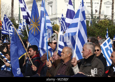 Den Syntagma-platz, Athen, Griechenland. 5. Februar, 2018. Die Demonstranten hält griechische Flaggen vor dem Parlament während einer Rallye. Kundgebung gegen die Verwendung des Begriffs ''Mazedonien'' in jeder Siedlung zu einem Streit zwischen Athen und Skopje über den Namen der Ehemaligen Jugoslawischen Republik. Credit: Christos Ntountoumis/SOPA/ZUMA Draht/Alamy leben Nachrichten Stockfoto