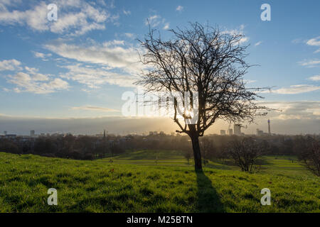 London, Vereinigtes Königreich. 5. Februar, 2018. Morgen Sonnenaufgang von Primrose Hill auf den Start der kältesten Woche der Winter in London, Vereinigtes Königreich. Credit: Yuhe Lim/Alamy Leben Nachrichten. Stockfoto