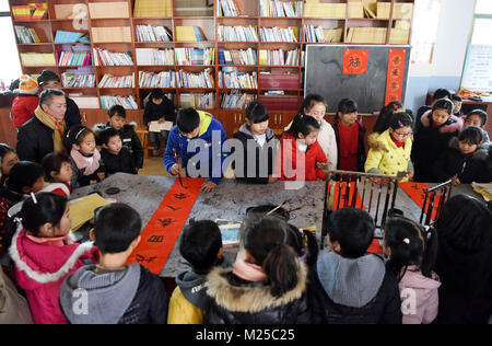 (180205) - NANFENG, Februar 5, 2018 (Xinhua) - Kinder schreiben lernen Frühlingsfest couplets zu einem Charity Schule in Hangshan Dorf, Taihe Township, nanfeng County, der ostchinesischen Provinz Jiangxi, Feb 5, 2018. Hangshan Dorf befindet sich in einer abgelegenen Gegend in der Region. Wie viele Eltern hier Startseite zur Arbeit gehe, viele Kinder hatten, zu Hause zu bleiben. Xi Weixing, eine lokale Dorfbewohner, die in der Provinz Guangdong begonnen, baut eine Nächstenliebe, die Schule hier, kostenlos nach - Schule Kurse plus Mittagessen für die zurückgelassenen Kinder, deren Eltern arbeiten in der Regel als Wanderarbeiter in anderen Städten Stockfoto