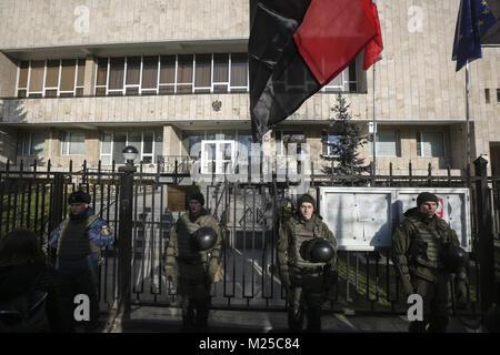 Februar 5, 2018 - Kiew, Kiew, Ukraine - Aktivisten der verschiedenen nationalistischen Parteien Protest gegen die Rechnung über "Bandera Ideologie" vor der polnischen Botschaft in Kiew, Ukraine, Feb 5, 2018. Polnischen Sejm am 26. Januar stimmte für die Rechnung ein Verbot der Förderung der so genannten "Bandera Ideologie', mit seinen historischen Wurzeln aus der Ukraine stammen. Credit: ZUMA Press, Inc./Alamy leben Nachrichten Stockfoto