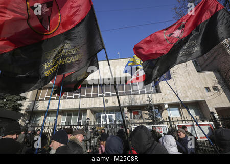 Februar 5, 2018 - Kiew, Kiew, Ukraine - Aktivisten der verschiedenen nationalistischen Parteien Protest gegen die Rechnung über "Bandera Ideologie" vor der polnischen Botschaft in Kiew, Ukraine, Feb 5, 2018. Polnischen Sejm am 26. Januar stimmte für die Rechnung ein Verbot der Förderung der so genannten "Bandera Ideologie', mit seinen historischen Wurzeln aus der Ukraine stammen. Credit: ZUMA Press, Inc./Alamy leben Nachrichten Stockfoto