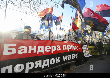 Februar 5, 2018 - Kiew, Kiew, Ukraine - Aktivisten der verschiedenen nationalistischen Parteien Protest gegen die Rechnung über "Bandera Ideologie" vor der polnischen Botschaft in Kiew, Ukraine, Feb 5, 2018. Polnischen Sejm am 26. Januar stimmte für die Rechnung ein Verbot der Förderung der so genannten "Bandera Ideologie', mit seinen historischen Wurzeln aus der Ukraine stammen. Credit: ZUMA Press, Inc./Alamy leben Nachrichten Stockfoto