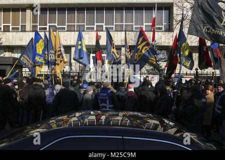 Februar 5, 2018 - Kiew, Kiew, Ukraine - Aktivisten der verschiedenen nationalistischen Parteien Protest gegen die Rechnung über "Bandera Ideologie" vor der polnischen Botschaft in Kiew, Ukraine, Feb 5, 2018. Polnischen Sejm am 26. Januar stimmte für die Rechnung ein Verbot der Förderung der so genannten "Bandera Ideologie', mit seinen historischen Wurzeln aus der Ukraine stammen. Credit: ZUMA Press, Inc./Alamy leben Nachrichten Stockfoto