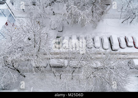 Luftaufnahme von starker Schneefall in der Stadt. Stockfoto