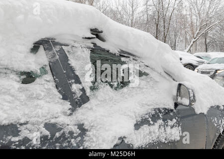 Auto unter dem Schnee bei starkem Schneefall. Stockfoto