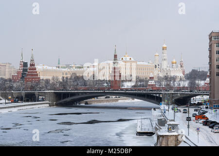 Russische Wetter, Moskau. Montag, 5. Februar 2018. Die Stadt belebt nach dem monatlichen Norm der Schnee es am letzten Wochenende erhielt. Kommunale Dienstleistungen alle Ressourcen, um die Straßen und Plätze von der dicken weißen Teppich von Schneeflocken zu reinigen mobilisieren. Die Temperatur zu niedrig, -10 C (14 F), noch Schneeschauer. Gefrorenes Moskau Fluss, große steinerne Brücke, den Kreml Türme, Paläste, Kathedralen und Glockenturm "Iwan der Große". Credit: Alex's Bilder/Alamy leben Nachrichten Stockfoto