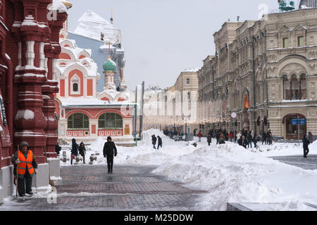 Russische Wetter, Moskau. Montag, 5. Februar 2018. Die Stadt belebt nach dem monatlichen Norm der Schnee es am letzten Wochenende erhielt. Kommunale Dienstleistungen alle Ressourcen, um die Straßen und Plätze von der dicken weißen Teppich von Schneeflocken zu reinigen mobilisieren. Die Temperatur zu niedrig, -10 C (14 F), noch Schneeschauer. Berge von Schnee auf dem Roten Platz zwischen dem Museum der russischen Geschichte (links) und beleuchtete Nikolskaya (St. Nicholas') Straße (Hintergrund). Credit: Alex's Bilder/Alamy leben Nachrichten Stockfoto