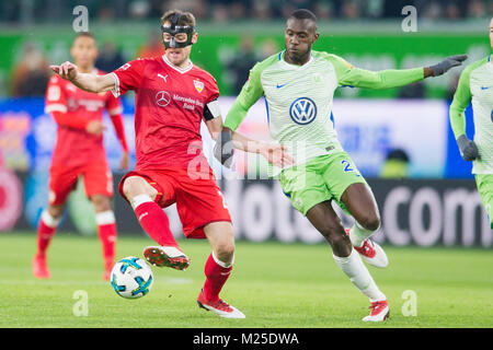 Christian Fuchs (li., S) versus Josuha GUILAVOGUI (WOB), Aktion, Duellen, Fussball 1. 1. Fussballbundesliga, 21. Spieltag VfL Wolfsburg (WOB) - VfB Stuttgart (S) 1:1, am 03.02.2018 in Wolfsburg/Deutschland. | Verwendung weltweit Stockfoto