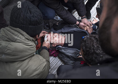 Rom, Rom, Italien. 5. Februar, 2018. Europa, Italien, Rom, 5. Februar 2018: Kurdische Demonstranten Zusammentreffen mit der italienischen Polizei bei einer Demonstration gegen den Besuch des türkischen Präsidenten Recep Tayyip Erdogan. Der türkische Präsident heute trifft Papst Franziskus, der italienische Präsident Mattarella, Premierminister Gentiloni und einer Gruppe von Industriellen Credit: Danilo Balducci/ZUMA Draht/Alamy leben Nachrichten Stockfoto