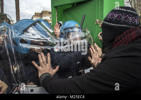 Rom, Rom, Italien. 5. Februar, 2018. Europa, Italien, Rom, 5. Februar 2018: Kurdische Demonstranten Zusammentreffen mit der italienischen Polizei bei einer Demonstration gegen den Besuch des türkischen Präsidenten Recep Tayyip Erdogan. Der türkische Präsident heute trifft Papst Franziskus, der italienische Präsident Mattarella, Premierminister Gentiloni und einer Gruppe von Industriellen Credit: Danilo Balducci/ZUMA Draht/Alamy leben Nachrichten Stockfoto