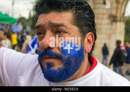 Athen, Griechenland. 4. Februar, 2018. Mann mit die griechische Flagge auf seinem Gesicht, Athen, Griechenland gemalt, 4. Februar 2018 - Hunderte von Tausenden von Menschen in den Syntagma Platz versammelt, um gegen die Verwendung des Begriffs Mazedonien in einer Lösung zu einem Streit zwischen Griechenland und der Ehemaligen Jugoslawischen Republik Mazedonien (FYROM). Credit: Thea Fotografie/Alamy leben Nachrichten Stockfoto