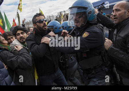 Rom, Rom, Italien. 5. Februar, 2018. Die Demonstranten mit der Polizei gesehen überschneiden. Hunderte von Demonstranten mit der Polizei in der Nähe des Vatikan während des türkischen Präsidenten besuchen Sie stießen nach Rom, als die Demonstranten verurteilte Recep Tayyip Erdogan Präsenz inmitten der Ankara anti-kurdischen militärische Kampagne in Syrien, mindestens eine Person verletzt. Credit: Danilo Campailla/SOPA/ZUMA Draht/Alamy leben Nachrichten Stockfoto