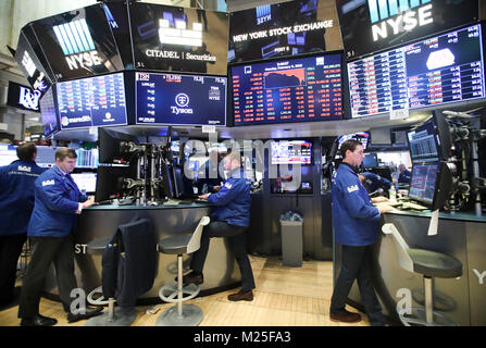 New York, USA. 5. Februar, 2018. Händler an der New York Stock Exchange in New York, USA, Nov. 5, 2018. Us-Aktien geschlossen deutlich niedrigere am Montag, mit der Dow die Reaktionsraten auf 4,60 Prozent, wie der Markt nahm einen schweren Treffer von Panik Verkäufe. Credit: Wang Ying/Xinhua/Alamy leben Nachrichten Stockfoto