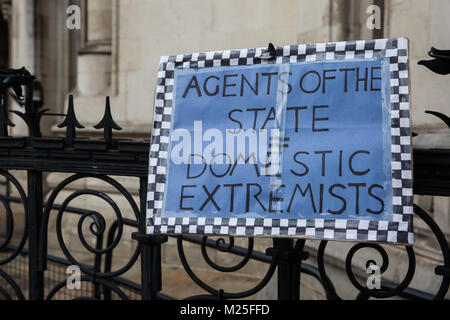 London, Großbritannien. 5. Februar, 2018. Ein Zeichen außerhalb der Royal Courts of Justice auf der 5. jährlichen inländischen extremistische Tag. Stockfoto