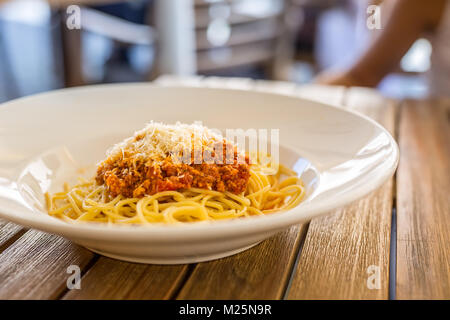 Spaghetti Bolognese. Mit Spaghetti auf Tisch im Restaurant. Stockfoto