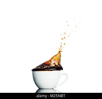 Tasse Kaffee verschütten erstellen Splash auf weißem Hintergrund Stockfoto